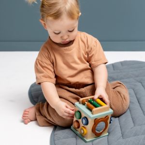 trixie-houten-mini-activiteitenkubus-sfeerbeeld