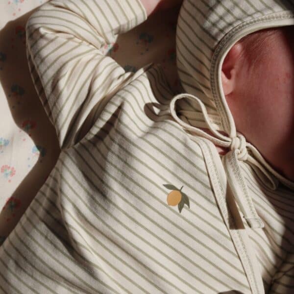 konges-slojd-basic-newborn-onesie-tea-stripes-sfeer