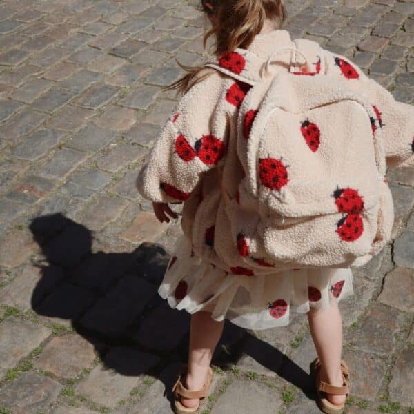 konges-slojd-jody-teddy-backpack-ladybug-sand-sfeer